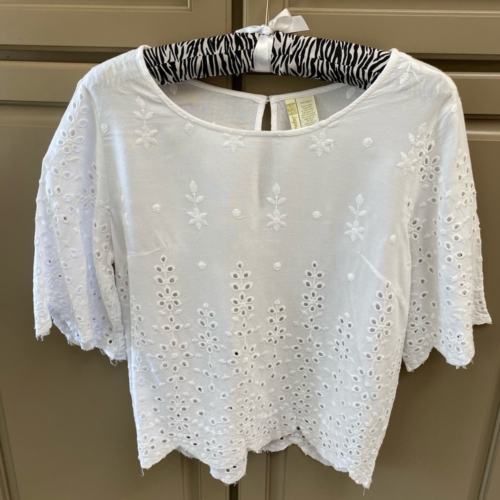 White top with beautiful cut our design
